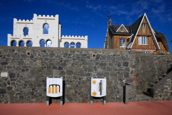 france, region Normandie, Manche, cotentin, Agon coutainville,  plage, promenade de Chausey, amenagements pour enfants et villas