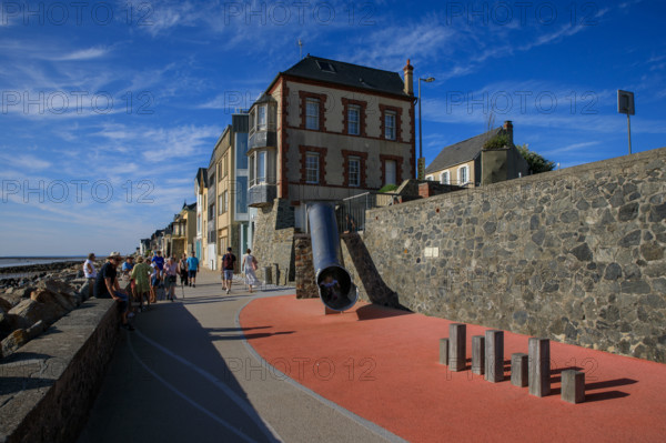 france, region Normandie, Manche, cotentin, Agon coutainville,  plage, promenade de Chausey, amenagements pour enfants et villas