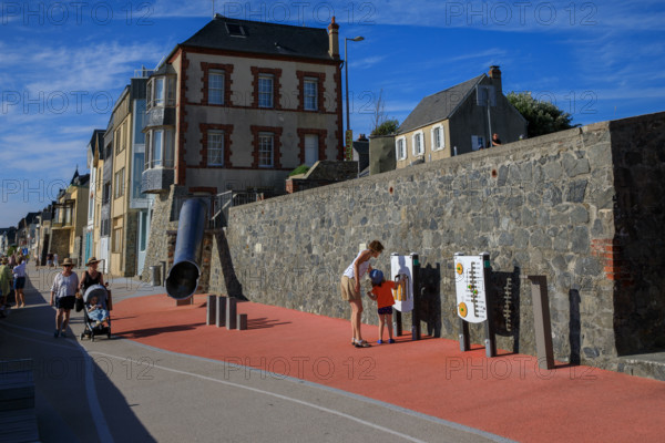 france, region Normandie, Manche, cotentin, Agon coutainville,  plage, promenade de Chausey, amenagements pour enfants et villas