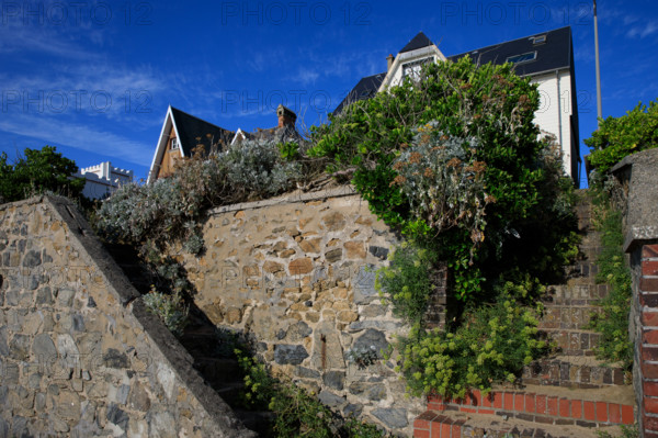 france, region Normandie, Manche, cotentin, Agon coutainville,  plage, promenade de Chausey, amenagements pour enfants et villas