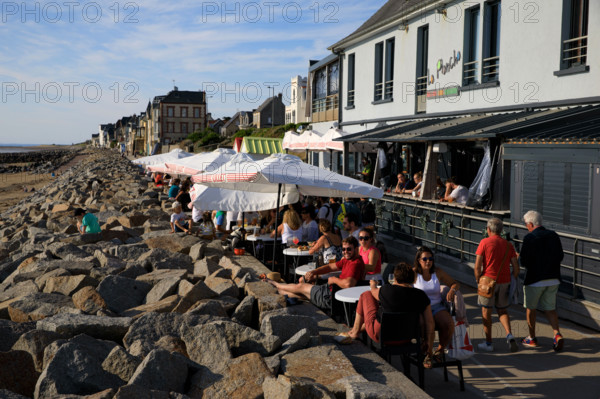 france, region Normandie, Manche, cotentin, Agon coutainville,  plage, promenade de Chausey, terrasse, La Plancha,