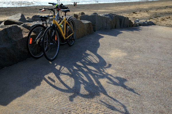 france, region Normandie, Manche, cotentin, Agon coutainville,  plage, promenade de Chausey,