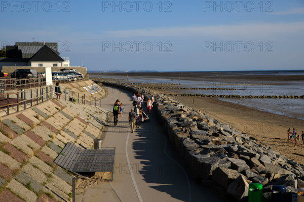 France, region Normandie, Manche, cotentin, Agon coutainville,  plage, rue dramad derriere la promenade de Chausey,