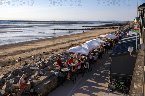 france, region Normandie, Manche, cotentin, Agon coutainville,  plage, promenade de Chausey, terrasse, La Plancha,