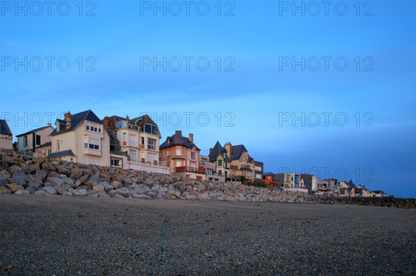 france, region Normandie, Manche, cotentin, Agon coutainville,  plage au soleil couchant