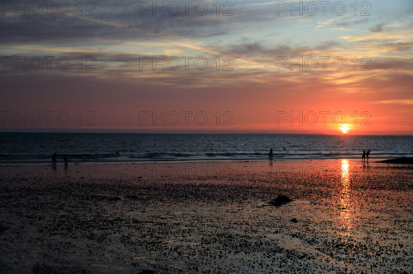 france, region Normandie, Manche, cotentin, Agon coutainville,  plage au soleil couchant