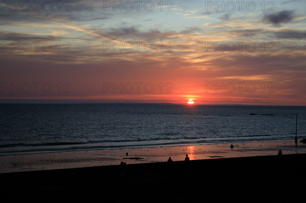 france, region Normandie, Manche, cotentin, Agon coutainville,  plage au soleil couchant