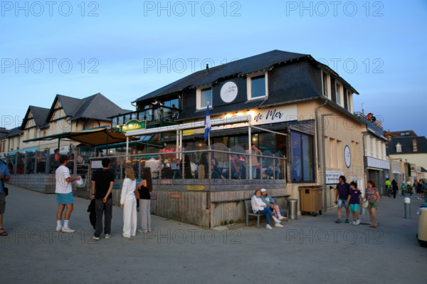 france, region Normandie, Manche, cotentin, Agon coutainville,  place du général de gaulle,  terrasses et glacier en soirée