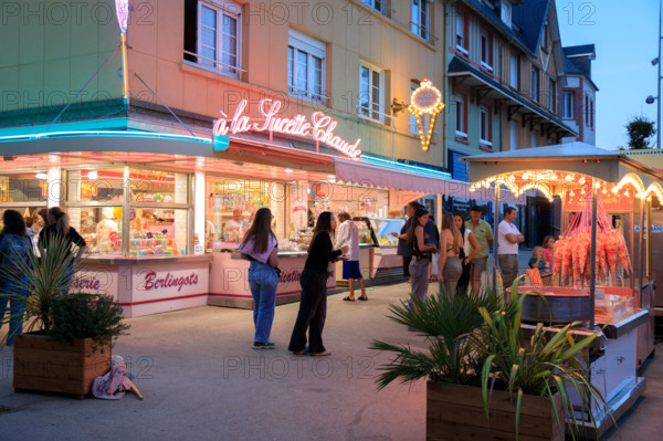 france, region Normandie, Manche, cotentin, Agon coutainville,  place du général de gaulle,  terrasses et glacier en soirée