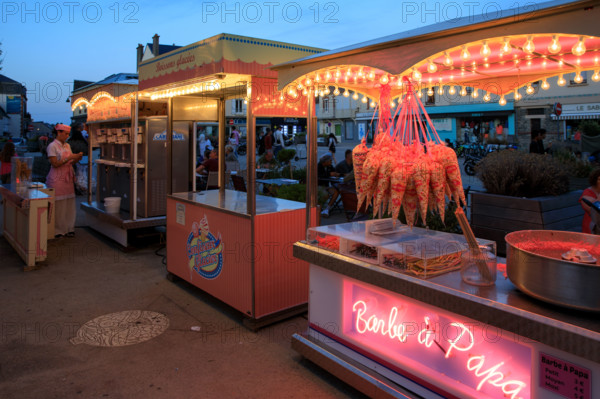 france, region Normandie, Manche, cotentin, Agon coutainville,  place du général de gaulle,  terrasses et glacier en soirée