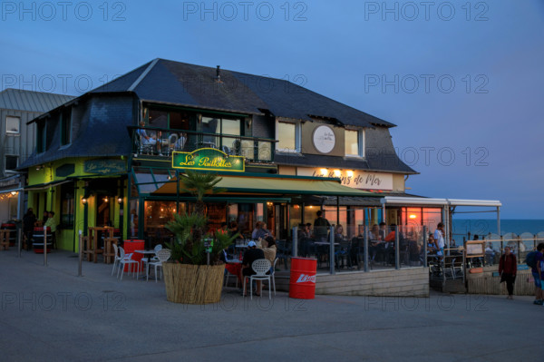 france, region Normandie, Manche, cotentin, Agon coutainville,  place du général de gaulle,  terrasses et glacier en soirée