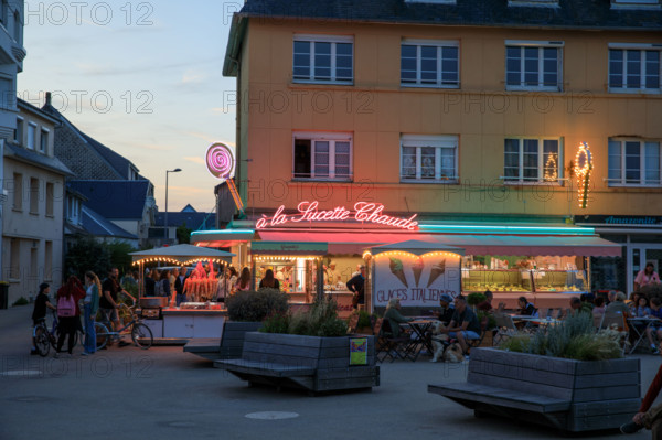 france, region Normandie, Manche, cotentin, Agon coutainville,  place du général de gaulle,  terrasses et glacier en soirée
