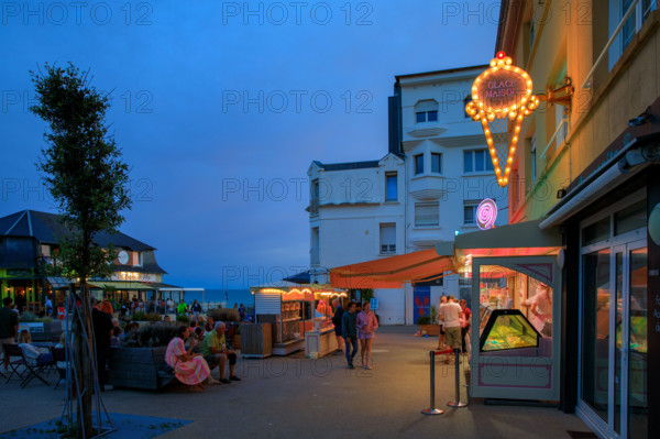 france, region Normandie, Manche, cotentin, Agon coutainville,  place du général de gaulle,  terrasses et glacier en soirée