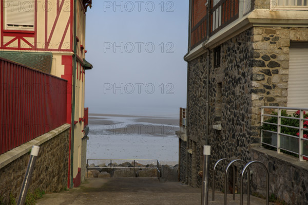 France, region Normandie, Manche, cotentin, Agon coutainville, villas derière la plage, promenade de chausey,