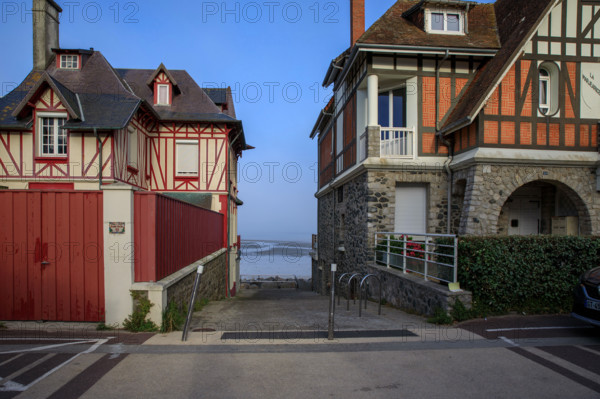 France, region Normandie, Manche, cotentin, Agon coutainville, villas derière la plage, promenade de chausey,