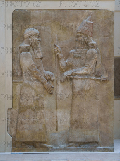 Paris, Musée du Louvre, Orthostate représentant un dignitaire barbu face au roi Sagon