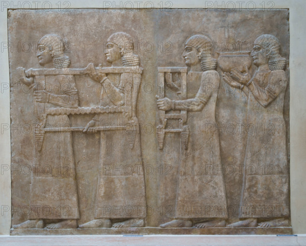 Paris, Musée du Louvre, Orthostate représentant des serviteurs imberbes portant du mobilier