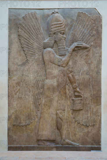 Paris, Musée du Louvre, Orthostate représentant un grand génie bénisseur ailé