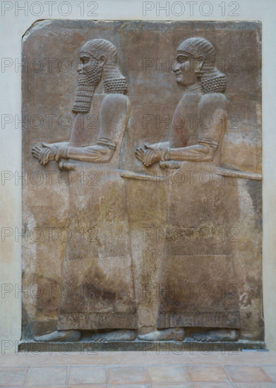 Paris, Musée du Louvre, Orthostate représentant deux serviteurs les mains croisées