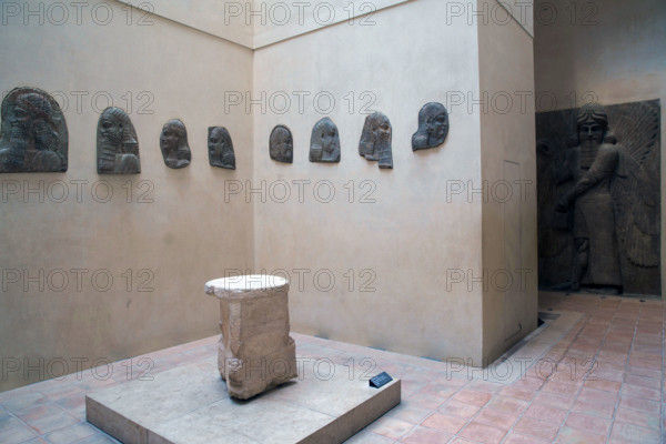 Paris, Musée du Louvre, Fragments d'orthostates et génie bénisseur ailé