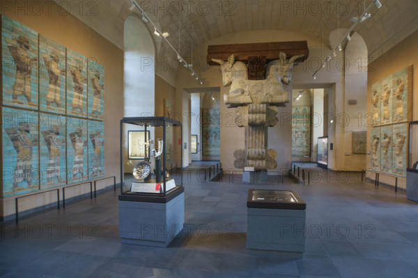 France, région Ile de France, Paris 1e arrondissement, musee du Louvre, antiquités orientales, decor du palais du roi Darius 1er, chapiteau à avant-train (protome) taureau