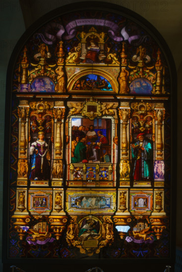 France, région Ile de France, Paris 1e arrondissement, musee du Louvre, escalier Colbert, vitrail des inventions et découverte sde la renaissance,