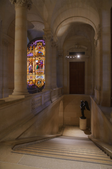 France, région Ile de France, Paris 1e arrondissement, musee du Louvre, escalier Colbert, vitrail des inventions et découverte sde la renaissance,
