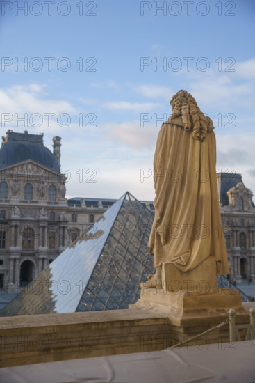 France, région Ile de France, Paris 1e arrondissement, musee du Louvre, vue sur la cour Napoleon,