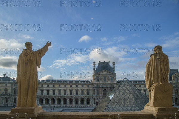 France, région Ile de France, Paris 1e arrondissement, musee du Louvre, vue sur la pyramaides depuis les hauteurs, cour Napoleon,