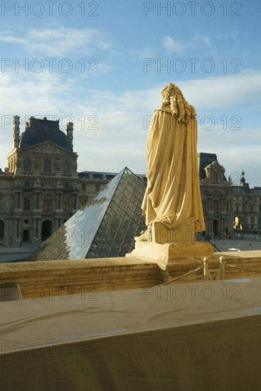 France, région Ile de France, Paris 1e arrondissement, musee du Louvre, vue sur la pyramaides depuis les hauteurs, cour Napoleon,