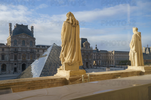 France, région Ile de France, Paris 1e arrondissement, musee du Louvre, vue sur la pyramaides depuis les hauteurs, cour Napoleon,