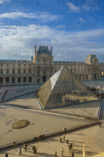 France, région Ile de France, Paris 1e arrondissement, musee du Louvre, vue sur la pyramaides depuis les hauteurs, cour Napoleon,