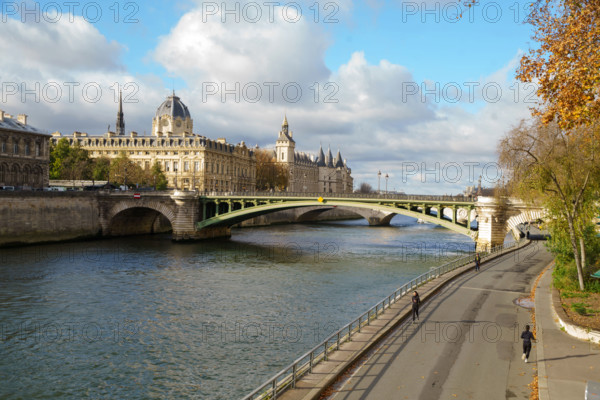 france, région Ile de France, Paris 4e arrondissement,  quai de l'hotel de ville, pont Notre-Dame, palais de justice et la seine,
