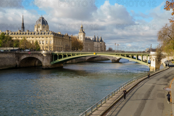 france, région Ile de France, Paris 4e arrondissement,  quai de l'hotel de ville, pont Notre-Dame, palais de justice et la seine,