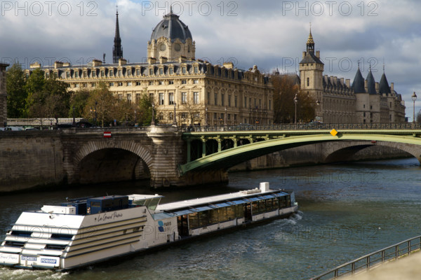 france, région Ile de France, Paris 4e arrondissement,  quai de l'hotel de ville, pont Notre-Dame, palais de justice et la seine,