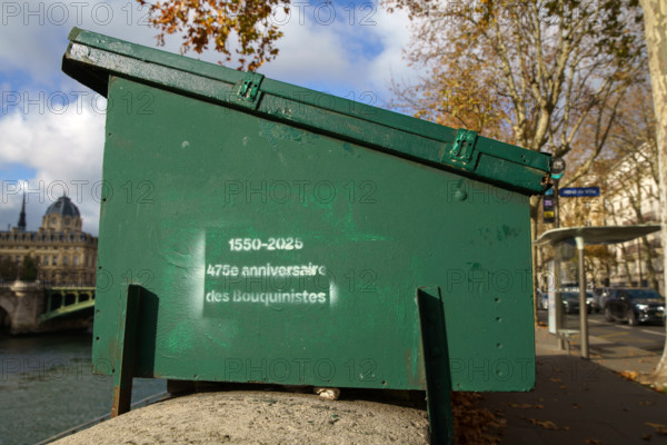 france, région Ile de France, Paris 4e arrondissement,  quai de l'hotel de ville, boite de bouquiniste avec pochoir anniversaire