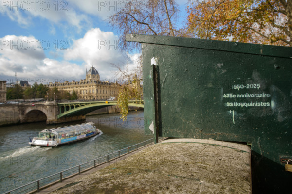 france, région Ile de France, Paris 4e arrondissement,  quai de l'hotel de ville, boite de bouquiniste avec pochoir anniversaire