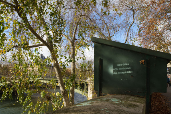 france, région Ile de France, Paris 4e arrondissement,  quai de l'hotel de ville, boite de bouquiniste avec pochoir anniversaire
