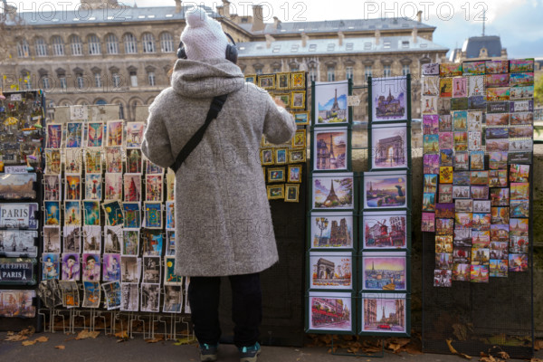 france, région Ile de France, Paris 4e arrondissement,  quai de l'hotel de ville, touriste devant des gravures de bouquinistes,