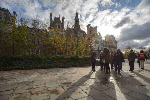 france, région Ile de France, Paris 4e arrondissement, place de l'hotel de ville vegetalisée, bannières Respect Earth,