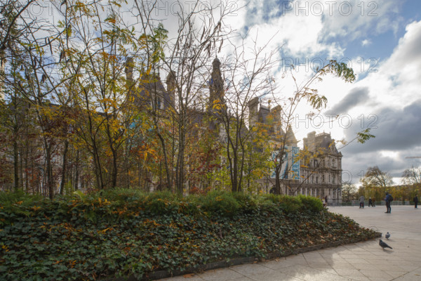 france, région Ile de France, Paris 4e arrondissement, place de l'hotel de ville vegetalisée, bannières Respect Earth,