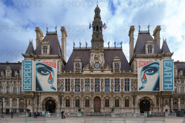france, région Ile de France, Paris 4e arrondissement, place de l'hotel de ville vegetalisée, bannières Respect Earth,
