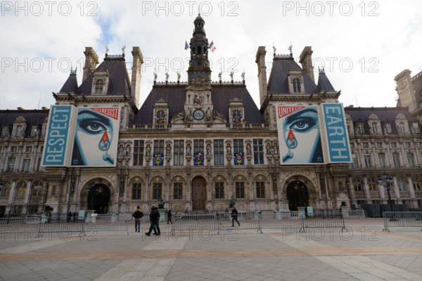 france, région Ile de France, Paris 4e arrondissement, place de l'hotel de ville vegetalisée, bannières Respect Earth,
