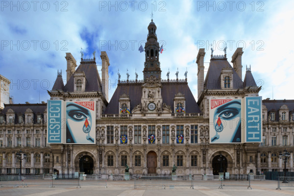 france, région Ile de France, Paris 4e arrondissement, place de l'hotel de ville vegetalisée, bannières Respect Earth,