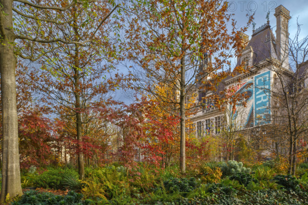 france, région Ile de France, Paris 4e arrondissement, place de l'hotel de ville vegetalisée, bannières Respect Earth,