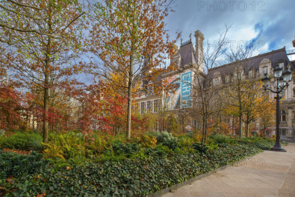 france, région Ile de France, Paris 4e arrondissement, place de l'hotel de ville vegetalisée, bannières Respect Earth,