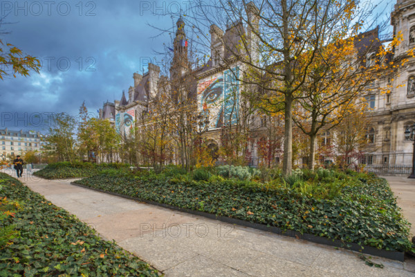 france, région Ile de France, Paris 4e arrondissement, place de l'hotel de ville vegetalisée, bannières Respect Earth,