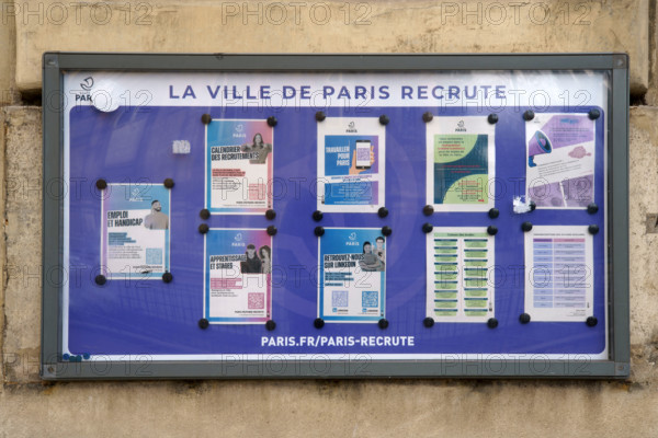 france, région Ile de France, Paris 4e arrondissement, place de l'hotel de ville panneau d'affichage, la mairie de Paris recrute