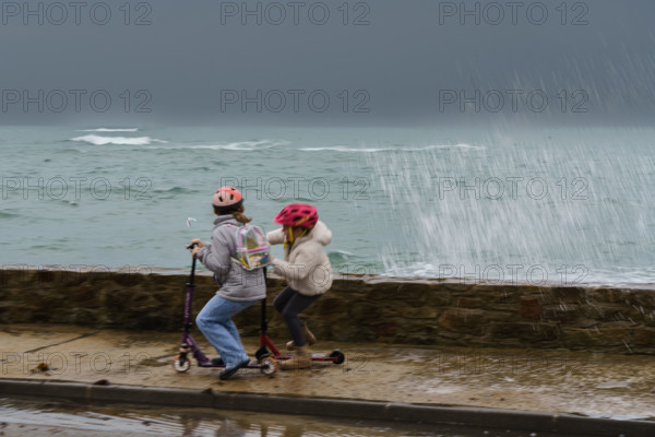 france region Bretagne, Finistère sud, Concarneau, grandes marées sur la corniche,
