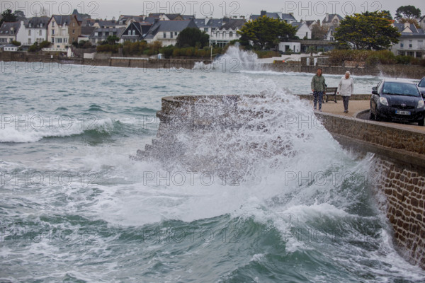 france region Bretagne, Finistère sud, Concarneau, grandes marées sur la corniche,
